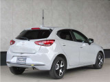 斜め後ろからのラインはコンパクトカーと思えないほどの躍動感が魅力的なMAZDA2です。
