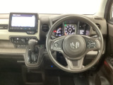 【ハンドル】運転にかかわる様々な操作を安全に行えるように視点移動が少なく操作性に配慮されたスイッチ類が凝縮されたコックピットです。