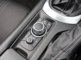 マツダコネクトを操作するコマンダーコントロールです。運転中に自然と手の触れる位置に配置されています。
