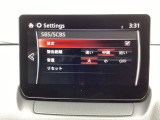 スマートブレーキサポートは、マツダの先進安全技術「i-ACTIVSENSE」の一つで、高速走行時(約15km/h以上)に前方の車両や障害物との衝突の危険性を検知し、自動ブレーキで回避・被害軽減する。