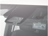 サポカーSとは、衝突被害軽減ブレーキに加えて、高齢者に多いと言われている踏み間違い事故防止をサポートする機能です。詳しくは販売店スタッフまでおたずねください。