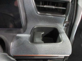 運転席側ドリンクホルダー付いています。