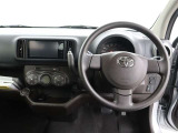 運転席センターコンソールまわりです。シンプルな飽きの来ないデザインですね。