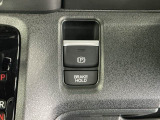 わずかな力で簡単に操作出来る電動パーキングブレーキ、信号待ちや渋滞時などブレーキを踏み続ける場合に比べて足腰の疲労が軽減されるオートブレーキホールド付きです!