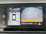 インテリジェント アラウンドビューモニター。上空から見下ろしている様な映像をモニターへ映し出し、スムーズな駐車をサポートします。さらに障害物検知センサー反応すると、警告表示、警告音により注意を促します