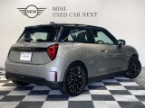 MINIを熟知したメカニックによる100項目の点検・整備を行います。不具合箇所、交換時期に達している部品に関しましては、全て当社負担で交換してからのご納車となります。