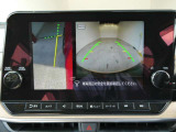 ギアを『R』に入れた後、カメラボタンを押すと、運転席から見えない左側面をナビ画面にうつしてくれるので、幅寄せや縦列駐車がし易くなります。