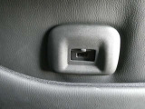 助手席側の背面にスマホの充電にお使い頂けるUSB充電端子が付いております。