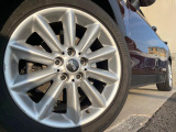 ●純正アルミホイール:輸入車ならではの卓越した走りを支えるホイールと足回りです!日本車の走りに慣れている方にもぜひ体感して頂きたいほど、高いレベルでまとまっています!
