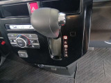 視線移動が少なく、自然な姿勢のままシフト操作ができるため、運転中の扱いやすさが格段に向上します