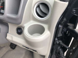 インパネ両端に、運転席助手席それぞれ専用のドリンクホルダー。エアコンの風を利用して、すこ〜し温度をkeep