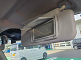 サンバイザーです。運転席側にはバニティミラーを装備!