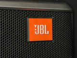 【JBLサウンドシステム】メーカーオプションの高品位サウンドシステムを搭載。専用のチューニングが施された大小様々なスピーカーから良質なサウンドが奏でられ、臨場感あふれる音響空間を演出します。