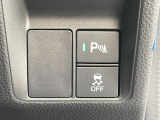 運転席右側にパーキングセンサーのスイッチと横滑り防止【VSA】のスイッチがついています。