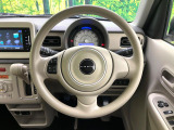 インテリアに合わせたデザインのステアリングは、運転される方のことも考え、運転しやすい形状、大きさです。是非一度、実際に触ってお確かめください。