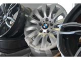 E90後期などに使用するNO6783628 サイズ7.0-16 is31 前輪はピタリと納まります、ブレーキなどは見えにくいタイプですね。