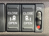 【両側パワースライドドア】スマートキーや運転席のスイッチで後席両側スライドドアの開閉が可能♪電動だから力を入れてドアを開ける必要が無く、小さなお子様でも簡単に開け閉めでき快適です♪