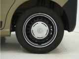 ◆純正ホイール装着車◆シンプルなデザインのホイールキャップ付きです。