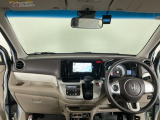 【前方視界】開放的な前方視界!運転がしやすく疲れにくいです♪窓が大きく、見通しがとっても良いおクルマですよ♪