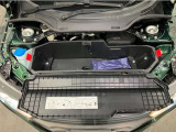 前部ボンネットの中にはユーティリティボックスがあり、カバンや買い物袋等の荷物を収納することができます!