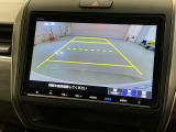 リバースギアに入れるだけで後方の表示へ切り替わります。夜間や雨の日の駐車も楽になりますよ。
