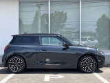 オリジナルサービスもついたMINI自動車保険も取り扱っております。MINI自動車保険にご加入いただくと、万一のトラブルを24時間365日サポートするエマージェンシー・サービスの〈プレミアム〉をご利用いただけます。
