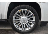 285/45R22 純正22アルミホイールを装着。アルミホイール4本とも良好な状態で御座います。