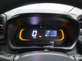 【自発光式デジタルメーター】スピードメーターはデジタル表示です。また、燃費のいい運転をすると、イルミネーションがアンバーからグリーンへ。グリーンの状態を長く保つだけで上手にエコドライブができます。
