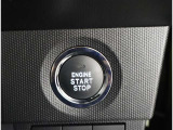 スマートキーを携帯していればキーを取り出さずにドアを施錠&解錠。クルマの始動も可能です。
