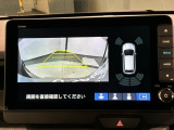 リバースギアに入れるだけで後方の表示へ切り替わります。夜間や雨の日の駐車も楽になりますよ。
