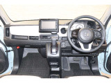 操作性に優れた運転席となります!小物入れや各ボタンの配置にこだわり、使いやすいです!座り心地もよく視認性も良好なのでロングドライブもお任せ下さい!