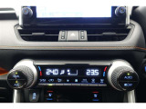 ★運転席と助手席でそれぞれお好みに合わせて温度設定が行えるフルオートエアコンです。外気温や室温、日射量を感知し、吹き出し温度、風量を緻密に制御します