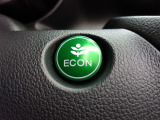 葉っぱマークのECONスイッチ。スイッチをONにするだけで、エンジンやエアコンなどを協調制御。燃費の向上に貢献します。