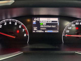 視認性に優れたメーターを採用しており、走行中でも車速や情報が分かりやすく表示されます。運転時の視線移動をむりのない範囲に抑え、快適で安心感のあるドライブをサポートします。
