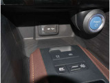 お車のキーはスマートキーです。キーを身につけた状態で車に近づき、ドアロックの解錠や施錠操作が出来ます。雨の日など両手がふさがっている時など、とっても便利ですね。