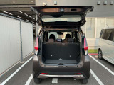 バックドアは大きく開きます。定員乗車時でも十分広いラゲッジスペースを確保しています