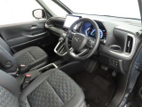 シンプルで使いやすいデザインの運転席です。