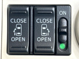 【両側パワースライドドア】スマートキーや運転席のスイッチで後席両側スライドドアの開閉が可能♪電動だから力を入れてドアを開ける必要が無く、小さなお子様でも簡単に開け閉めでき快適です♪