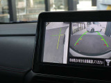 【サイドブラインドビューモニター】左前輪付近を拡大して道路端への幅寄せや狭い道での離合も安心して行えます。