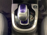 ハイブリッド専用セレクトレバーです。シフトチェンジを電子信号で送信するセレクトレバーを採用していますので、軽快でスマートな操作を楽しめます。