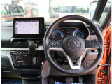 『1台』のお車に対して、3名体制で日々議論を重ね仕入れを行っております。