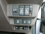 運転席でリアドアの開閉が可能です。