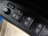 運転席から左右のドアミラーの開閉が可能です♪駐車場でのドアミラーの折り畳みが簡単です♪