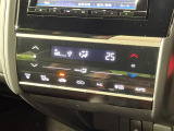 【オートエアコン】一度お好みの温度に設定すれば、車内の温度を検知し風量や温度を自動で調整。暑い&hellip;寒い&hellip;と何度もスイッチ操作をする必要はありません。快適な車内空間には必須の機能ですね♪