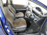 運転席です。合成皮革&times;スエード調(ダブルステッチ付)。