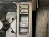 電子制御パーキングブレーキがあります。スイッチひとつで、停車した地点の傾斜などをシステムが検知・判断してブレーキ力を自動的に最適制御し、しっかり停車できるパーキングシステムです。