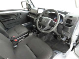 シンプルで使いやすいデザインの運転席です。