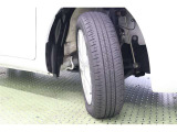タイヤサイズ 155/65R14。京都トヨタにてこの車をご成約のお客様に限り、タイヤ4本を当社指定【新品】タイヤに交換します。