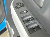 【電動格納ミラー】サイドミラーは電動格納式となっており、狭い駐車場でもキズがつくリスクを抑えられます。
