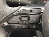 運転中、オーディオの操作をしてて、ハッとしたことはありませんか?ステアリングスイッチは、運転中でもハンドルでオーディオの操作が可能です。安全なドライブをサポートします。